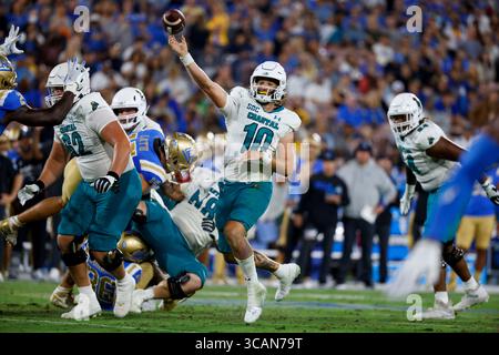 2. September 2023 Coastal Carolina Chanticleers Quarterback Grayson McCall (10) wirft einen Pass während des NCAA Football Spiels zwischen den Coastal Carolina Chanticleers und den UCLA Bruins im Rose Bowl in Pasadena, Kalifornien. Obligatorischer Bildnachweis: Charles Baus/CSM (Bildnachweis: © Charles Baus/CSM via ZUMA Press Wire) Stockfoto