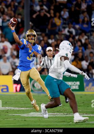 2. September 2023 UCLA Bruins Quarterback Dante Moore (3) wirft einen Pass während des NCAA-Fußballspiels zwischen den Coastal Carolina Chanticleers und den UCLA Bruins im Rose Bowl in Pasadena, Kalifornien. Obligatorischer Fotoausweis : Charles Baus/CSM (Kreditausweis: Stockfoto