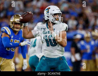 2. September 2023 Coastal Carolina Chanticleers Quarterback Grayson McCall (10) wirft einen Pass während des NCAA Football Spiels zwischen den Coastal Carolina Chanticleers und den UCLA Bruins im Rose Bowl in Pasadena, Kalifornien. Obligatorischer Bildnachweis: Charles Baus/CSM (Bildnachweis: © Charles Baus/CSM via ZUMA Press Wire) Stockfoto