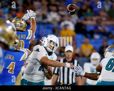 2. September 2023 Coastal Carolina Chanticleers Quarterback Grayson McCall (10) wirft einen Pass während des NCAA Football Spiels zwischen den Coastal Carolina Chanticleers und den UCLA Bruins im Rose Bowl in Pasadena, Kalifornien. Obligatorischer Bildnachweis: Charles Baus/CSM (Bildnachweis: © Charles Baus/CSM via ZUMA Press Wire) Stockfoto