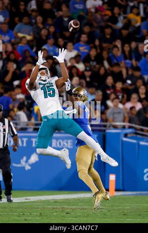 Am 2. September 2023 ist Sam Pinckney (15) der Breitbandempfänger der Coastal Carolina Chanticleers und der UCLA Bruins im Rose Bowl in Pasadena, Kalifornien, beim NCAA Football-Spiel zwischen den Coastal Carolina Chanticleers und den UCLA Bruins. Obligatorischer Bildnachweis: Charles Baus/CSM (Bildnachweis: © Charles Baus/CSM via ZUMA Press Wire) Stockfoto