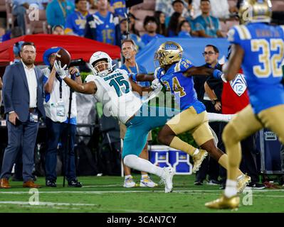 Am 2. September 2023 versucht Sam Pinckney (15), den Wide Receiver der Coastal Carolina Chanticleers und der UCLA Bruins im Rose Bowl in Pasadena, Kalifornien, zu fangen. Obligatorischer Fotoausweis : Charles Baus/CSM (Kreditausweis: Stockfoto