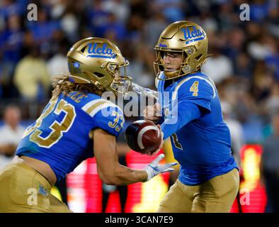 2. September 2023 UCLA Bruins Quarterback Ethan Garbers (4) übergibt den Ball an UCLA Bruins Running Back Carson Steele (33) während des NCAA Football Spiels zwischen den Coastal Carolina Chanticleers und den UCLA Bruins im Rose Bowl in Pasadena, Kalifornien. Obligatorischer Fotoausweis : Charles Baus/CSM (Kreditausweis: Stockfoto