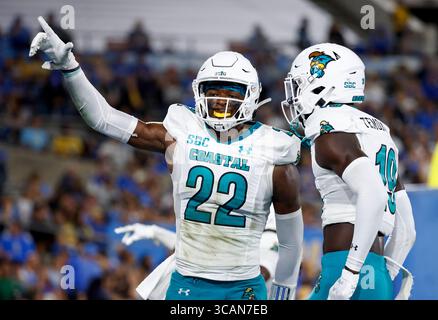 2. September 2023 Sicherheit der Coastal Carolina Chanticleers Clayton Isbell (22) feiert eine Interception während des NCAA-Fußballspiels zwischen den Coastal Carolina Chanticleers und den UCLA Bruins im Rose Bowl in Pasadena, Kalifornien. Obligatorischer Fotoausweis : Charles Baus/CSM (Kreditausweis: Stockfoto