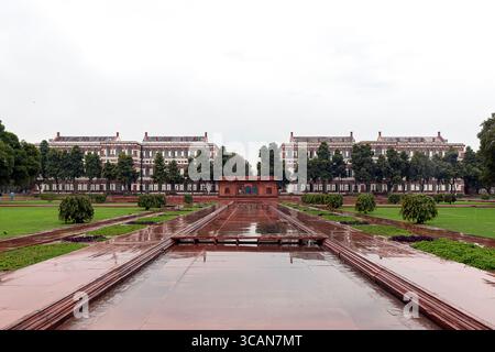 Blick auf den Innenhof in Delhis Rotes Fort (Lal Qila), die Mogularchitektur mit kunstvollen Bögen, rotem Sandstein und Marmoreinlagen zeigt. Stockfoto