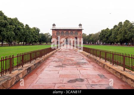 Blick auf den Innenhof in Delhis Rotes Fort (Lal Qila), die Mogularchitektur mit kunstvollen Bögen, rotem Sandstein und Marmoreinlagen zeigt. Stockfoto