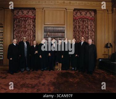 25. September 1981, Washington, District of Columbia, USA: Richter des Obersten Gerichtshofs posieren mit Präsident Ronald Reagan im Konferenzraum des Obersten Gerichtshofs. Von links nach rechts: Richter HARRY BLACKMUN, Richter THURGOOD MARSHALL, Richter WILLIAM BRENNAN, Chief Justice WARREN BURGER, Präsident REAGAN, Richter SANDRA DAY O’CONNOR, Richter BYRON WHITE, Richter LEWIS F. POWELL Jr., Richter WILLIAM REHNQUIST und Richter JOHN PAUL STEVENS. (Kreditbild: © Reagan Weißes Haus/ZUMA Press Wire) Stockfoto