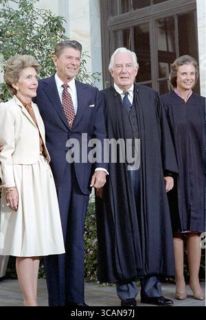 25. September 1981, Washington, District of Columbia, USA: Präsident RONALD REAGAN mit NANCY REAGAN, Richter WARREN BURGER und Richter SANDRA DAY O’CONNOR am Obersten Gerichtshof der Vereinigten Staaten für Gruppenfotos während der Vereidigungszeremonie für Sandra Day O’Connor als Richter am Obersten Gerichtshof der Vereinigten Staaten. (Kreditbild: © Reagan Weißes Haus/ZUMA Press Wire) Stockfoto