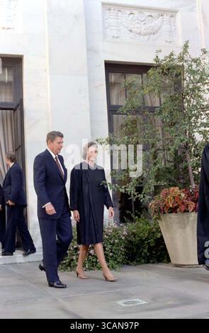 25. September 1981, Washington, District of Columbia, USA: Präsident RONALD REAGAN und Richterin SANDRA DAY O’CONNOR vor dem Obersten Gerichtshof nach ihrer Vereidigung als erste weibliche Richterin des Obersten Gerichtshofs. (Kreditbild: © Reagan Weißes Haus/ZUMA Press Wire) Stockfoto