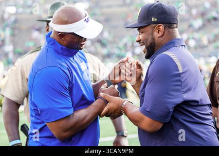 2. September 2023: Tennessee State Head Coach Eddie George und der ehemalige Notre Dame Great Jerome Bettis nach der NCAA-Football-Action zwischen den Tennessee State Tigers und den Notre Dame Fighting Irish im Notre Dame Stadium in South Bend, Indiana. Notre Dame besiegte Tennessee State mit 56:3. John Mersits/CSM. (Kreditbild: © John Mersits/CSM via ZUMA Press Wire) Stockfoto