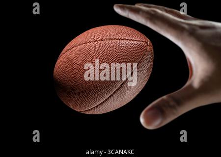 American Football Spieler werfen oder fangen den Ball während des Spiels in einem American Football Stadion. Sportbegriff Stockfoto