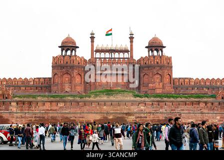 Das Rote Fort (Lal Qila), eine massive Festung aus rotem Sandstein aus dem 17. Jahrhundert und UNESCO-Weltkulturerbe in Delhi, Indien, erbaut vom Mogul-Kaiser Shah Jahan. Stockfoto
