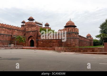 Das Rote Fort (Lal Qila), eine massive Festung aus rotem Sandstein aus dem 17. Jahrhundert und UNESCO-Weltkulturerbe in Delhi, Indien, erbaut vom Mogul-Kaiser Shah Jahan. Stockfoto