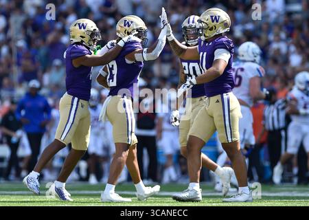 2. September 2023: Washington Huskies Cornerback Kamren Fabiculanan (13) High Fives Linebacker Alphonzo Tuputala (11) nach einer Interception während des NCAA-Fußballspiels zwischen den Boise State Broncos und Washington Huskies im Husky Stadium in Seattle, WA. Washington besiegte Boise State mit 56:19. Steve Faber/CSM (Foto: © Steve Faber/CSM via ZUMA Press Wire) Stockfoto