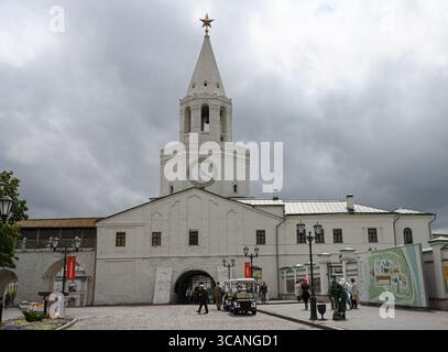 KASAN, RUSSLAND - 17. JUNI 2025: Der Spasskaya-Turm des Kasaner Kremls. Republik Tatarstan, Russland Stockfoto