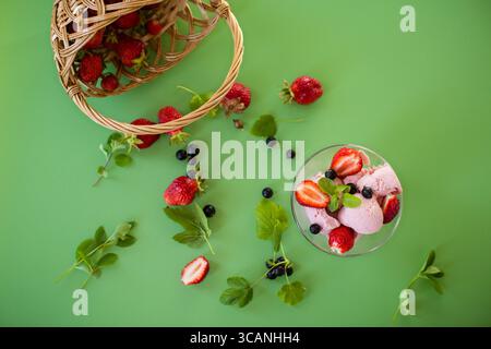 Erfrischendes Beereneis mit Erdbeeren und Johannisbeeren. Stockfoto