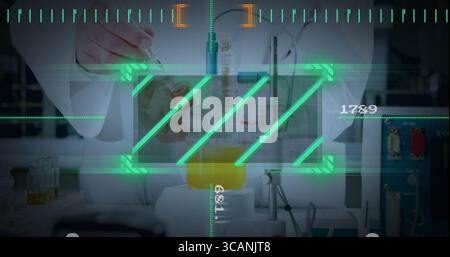 Pipettierwissenschaftler mit weißem Mantel, der gelbe Flüssigkeit in den Becher auf dem Labortisch mit AR-Überlagerung transportiert Stockfoto