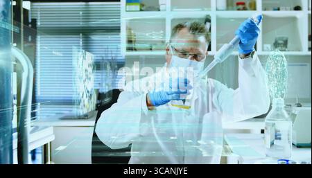Pipettieren der gelben Lösung in den Becher, leitender Wissenschaftler mit Labormantel und Handschuhen am Labortisch Stockfoto