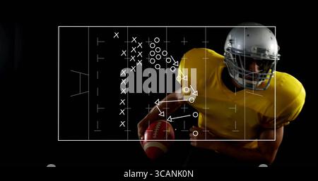 Helm-Spieler, der in gelber Uniform läuft und Fußball im Studio hält, mit weißer Überlagerung, Kopierraum Stockfoto