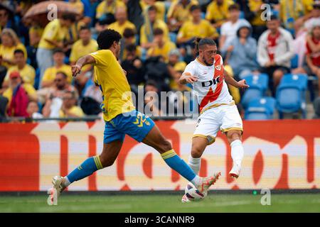 22. Oktober 2023, LAS PALMAS DE GRAN CANARIA, LAS PALMAS, SPANIEN: Saul Coco von UD Las Palmas und Pacha Espino von Rayo Vallecano in der spanischen Liga La Liga EA Sports, Fußballspiel zwischen UD Las Palmas und Rayo Vallecano am 22. Oktober 2023 im Estadio Gran Canaria in Las Palmas de Gran Canaria, Spanien. (Foto: © Gabriel Jimenez Lorenzo/AFP7 via ZUMA Press Wire) Stockfoto