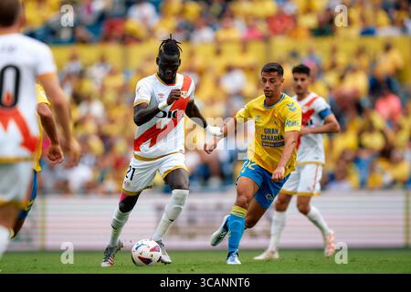 22. Oktober 2023, LAS PALMAS DE GRAN CANARIA, LAS PALMAS, SPANIEN: Enzo Loiodice von UD Las Palmas und Pathe Ciss von Rayo Vallecano in Aktion während der spanischen Liga La Liga EA Sports, Fußballspiel zwischen UD Las Palmas und Rayo Vallecano am 22. Oktober 2023 im Estadio Gran Canaria in Las Palmas de Gran Canaria, Spanien. (Foto: © Gabriel Jimenez Lorenzo/AFP7 via ZUMA Press Wire) Stockfoto