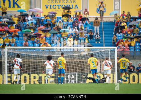 22. Oktober 2023, LAS PALMAS DE GRAN CANARIA, LAS PALMAS, SPANIEN: Dimitrievsky von Rayo Vallecano in Aktion während der spanischen Liga La Liga EA Sports, Fußballspiel zwischen UD Las Palmas und Rayo Vallecano am 22. Oktober 2023 im Estadio Gran Canaria in Las Palmas de Gran Canaria, Spanien. (Foto: © Gabriel Jimenez Lorenzo/AFP7 via ZUMA Press Wire) Stockfoto