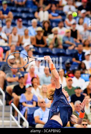 4. September 2023, Flushing Meadows, New York, USA: Andrey Rublev ist während des 8. Tages der US Open 2023, die am Montag, 4. September 2023, im Billie Jean King National Tennis Center im Stadtteil Flushing des Queens Borough in New York City stattfanden. Andrey Rublev besiegt Jack Draper am 8. Tag der U.S. Open Tennis 2023. JAVIER ROJAS/PI (Foto: © PI via ZUMA Press Wire) Stockfoto