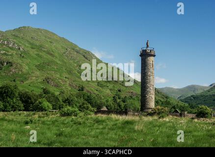 Glenfinnan Monument, Schottland; erbaut am Kopf des Loch Shiel, um den jakobinischen Clansmen zu gedenken, die im Aufstand von 1745 kämpften Stockfoto