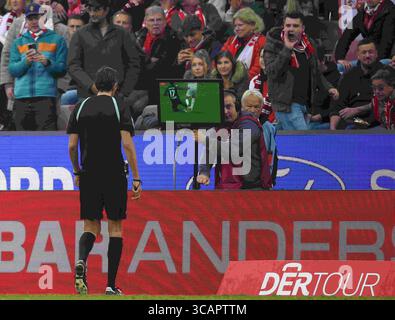 22. Oktober 2023, Köln, Deutschland: Schiedsrichter Deniz Aytekin überprüft mit dem VAR-Monitor eine mögliche Rote-Karte-Entscheidung gegen Manu Kone von Borussia Mönchengladbach während des Bundesliga-Spiels zwischen Mönchengladbach und dem FC Köln im RheinEnergieStadion (Credit Image: © Osama Faisal/SOPA Images via ZUMA Press Wire) Stockfoto