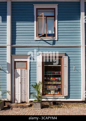 Die blau lackierte Holzfassade des Cococo-Shops in der Altstadt von Porvoo, Finnland. Der Laden verkauft Geschenke, Bücher und Lifestyle-Artikel aus der ganzen Welt Stockfoto