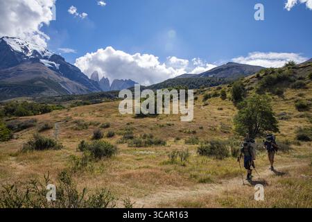 Zwei Wanderer auf einem mehrtägigen Klettersteig im Nationalpark Torres del Paine, Torres del Paine, Magallanes y de la Antartica Chilena, Patagonien, Chile, Sou Stockfoto