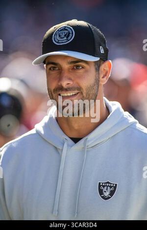 22. Oktober 2023: Der verletzte Raiders-Quarterback #10 Jimmy Garoppolo läuft während eines Spiels gegen die Chicago Bears in Chicago, IL, an der Seitenlinie. Mike Wulf/CSM (Kreditbild: Stockfoto