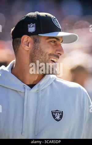 22. Oktober 2023: Der verletzte Raiders-Quarterback #10 Jimmy Garoppolo läuft während eines Spiels gegen die Chicago Bears in Chicago, IL, an der Seitenlinie. Mike Wulf/CSM (Kreditbild: Stockfoto