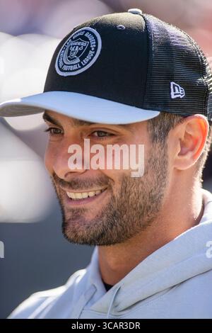 22. Oktober 2023: Der verletzte Raiders-Quarterback #10 Jimmy Garoppolo läuft während eines Spiels gegen die Chicago Bears in Chicago, IL, an der Seitenlinie. Mike Wulf/CSM (Kreditbild: Stockfoto