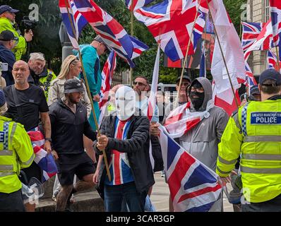 Maskierte Demonstranten beim ersten märz in Manchester, Großbritannien am 2. August 2025. Stockfoto