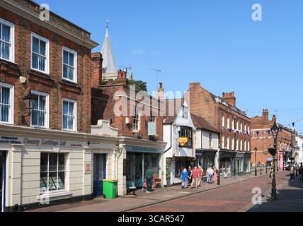Geschäfte und Restaurants an der High Street, Rochester. Historische Stadt am River Medway in Kent, Großbritannien. Stockfoto