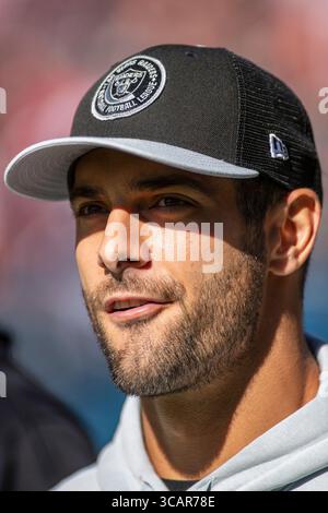 22. Oktober 2023: Der verletzte Raiders-Quarterback #10 Jimmy Garoppolo läuft während eines Spiels gegen die Chicago Bears in Chicago, IL, an der Seitenlinie. Mike Wulf/CSM (Kreditbild: Stockfoto