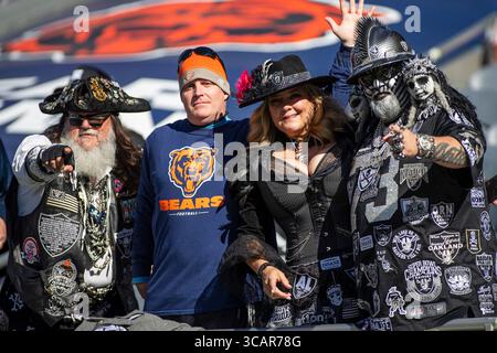 22. Oktober 2023: Raiders Fans mischen sich mit einem Bears-Fan während eines Spiels gegen die Chicago Bears in Chicago, Illinois. Mike Wulf/CSM (Kreditbild: Stockfoto