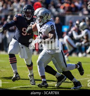 22. Oktober 2023: Raiders #8 Josh Jacobs in Aktion vor einem Spiel gegen die Chicago Bears in Chicago, Illinois. Mike Wulf/CSM (Kreditbild: Stockfoto