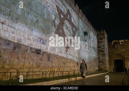 10. Oktober 2023, Jerusalem, Israel: Die Stadt Jerusalem projiziert die israelische Flagge auf die Mauern der Altstadt von Jerusalemâ nahe dem Jaffa-Tor in Solidarität mit der Nation. Israel befindet sich in einem Krieg mit der Hamas im Gazastreifen nach massiven Raketenfeuern aus dem Gazastreifen auf Israel, der Infiltration von bewaffneten Männern auf israelisches Territorium, dem Massaker an Frauen und Kindern in ihren Häusern und der Geiselnahme von Zivilisten und Soldaten. 300.000 Reservisten wurden entsandt, und die israelische Luftwaffe bombardiert Gaza massiv, um die nächste Stufe der Kriegsführung vorzubereiten. (Kreditbild: © Stockfoto