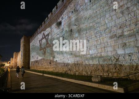 10. Oktober 2023, Jerusalem, Israel: Die Stadt Jerusalem projiziert die israelische Flagge auf die Mauern der Altstadt von Jerusalemâ nahe dem Jaffa-Tor in Solidarität mit der Nation. Israel befindet sich in einem Krieg mit der Hamas im Gazastreifen nach massiven Raketenfeuern aus dem Gazastreifen auf Israel, der Infiltration von bewaffneten Männern auf israelisches Territorium, dem Massaker an Frauen und Kindern in ihren Häusern und der Geiselnahme von Zivilisten und Soldaten. 300.000 Reservisten wurden entsandt, und die israelische Luftwaffe bombardiert Gaza massiv, um die nächste Stufe der Kriegsführung vorzubereiten. (Kreditbild: © Stockfoto