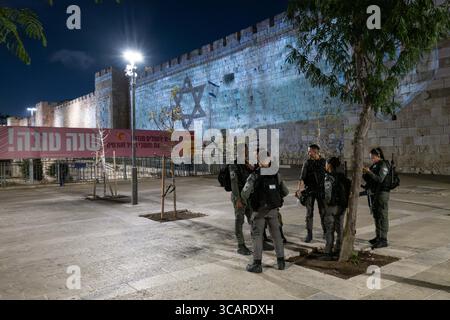 10. Oktober 2023, Jerusalem, Israel: Die Stadt Jerusalem projiziert die israelische Flagge auf die Mauern der Altstadt von Jerusalemâ nahe dem Jaffa-Tor in Solidarität mit der Nation. Israel befindet sich in einem Krieg mit der Hamas im Gazastreifen nach massiven Raketenfeuern aus dem Gazastreifen auf Israel, der Infiltration von bewaffneten Männern auf israelisches Territorium, dem Massaker an Frauen und Kindern in ihren Häusern und der Geiselnahme von Zivilisten und Soldaten. 300.000 Reservisten wurden entsandt, und die israelische Luftwaffe bombardiert Gaza massiv, um die nächste Stufe der Kriegsführung vorzubereiten. (Kreditbild: © Stockfoto
