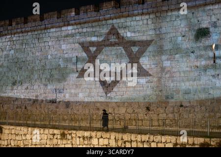 10. Oktober 2023, Jerusalem, Israel: Die Stadt Jerusalem projiziert die israelische Flagge auf die Mauern der Altstadt von Jerusalemâ nahe dem Jaffa-Tor in Solidarität mit der Nation. Israel befindet sich in einem Krieg mit der Hamas im Gazastreifen nach massiven Raketenfeuern aus dem Gazastreifen auf Israel, der Infiltration von bewaffneten Männern auf israelisches Territorium, dem Massaker an Frauen und Kindern in ihren Häusern und der Geiselnahme von Zivilisten und Soldaten. 300.000 Reservisten wurden entsandt, und die israelische Luftwaffe bombardiert Gaza massiv, um die nächste Stufe der Kriegsführung vorzubereiten. (Kreditbild: © Stockfoto