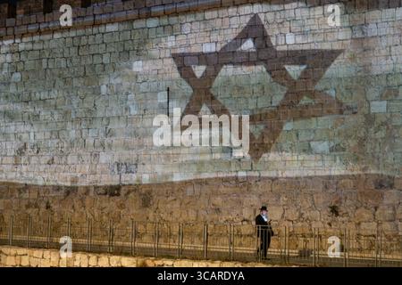 10. Oktober 2023, Jerusalem, Israel: Die Stadt Jerusalem projiziert die israelische Flagge auf die Mauern der Jerusalemer Altstadt in der Nähe des Jaffa-Tores in Solidarität mit der Nation. Israel befindet sich in einem Krieg mit der Hamas im Gazastreifen nach massiven Raketenfeuern aus dem Gazastreifen auf Israel, der Infiltration von bewaffneten Männern auf israelisches Territorium, dem Massaker an Frauen und Kindern in ihren Häusern und der Geiselnahme von Zivilisten und Soldaten. 300.000 Reservisten wurden entsandt, und die israelische Luftwaffe bombardiert Gaza massiv, um die nächste Stufe der Kriegsführung vorzubereiten. (Kreditbild: © Ni Stockfoto