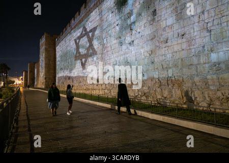 10. Oktober 2023, Jerusalem, Israel: Die Stadt Jerusalem projiziert die israelische Flagge auf die Mauern der Altstadt von Jerusalemâ nahe dem Jaffa-Tor in Solidarität mit der Nation. Israel befindet sich in einem Krieg mit der Hamas im Gazastreifen nach massiven Raketenfeuern aus dem Gazastreifen auf Israel, der Infiltration von bewaffneten Männern auf israelisches Territorium, dem Massaker an Frauen und Kindern in ihren Häusern und der Geiselnahme von Zivilisten und Soldaten. 300.000 Reservisten wurden entsandt, und die israelische Luftwaffe bombardiert Gaza massiv, um die nächste Stufe der Kriegsführung vorzubereiten. (Kreditbild: © Stockfoto