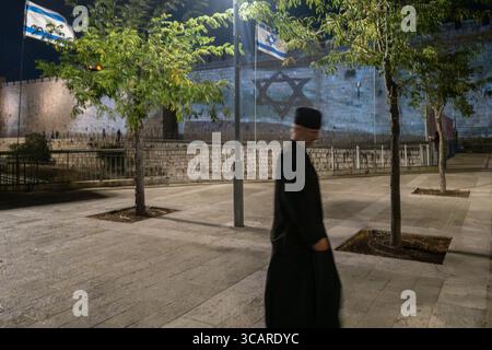 10. Oktober 2023, Jerusalem, Israel: Die Stadt Jerusalem projiziert die israelische Flagge auf die Mauern der Altstadt von Jerusalemâ nahe dem Jaffa-Tor in Solidarität mit der Nation. Israel befindet sich in einem Krieg mit der Hamas im Gazastreifen nach massiven Raketenfeuern aus dem Gazastreifen auf Israel, der Infiltration von bewaffneten Männern auf israelisches Territorium, dem Massaker an Frauen und Kindern in ihren Häusern und der Geiselnahme von Zivilisten und Soldaten. 300.000 Reservisten wurden entsandt, und die israelische Luftwaffe bombardiert Gaza massiv, um die nächste Stufe der Kriegsführung vorzubereiten. (Kreditbild: © Stockfoto