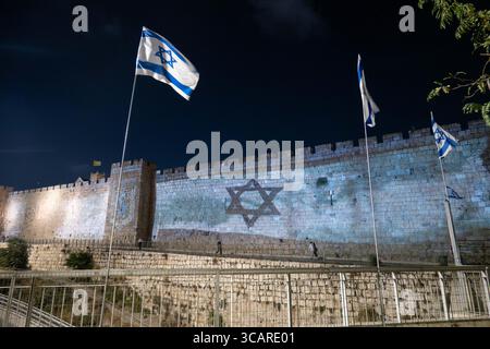 10. Oktober 2023, Jerusalem, Israel: Die Stadt Jerusalem projiziert die israelische Flagge auf die Mauern der Altstadt von Jerusalemâ nahe dem Jaffa-Tor in Solidarität mit der Nation. Israel befindet sich in einem Krieg mit der Hamas im Gazastreifen nach massiven Raketenfeuern aus dem Gazastreifen auf Israel, der Infiltration von bewaffneten Männern auf israelisches Territorium, dem Massaker an Frauen und Kindern in ihren Häusern und der Geiselnahme von Zivilisten und Soldaten. 300.000 Reservisten wurden entsandt, und die israelische Luftwaffe bombardiert Gaza massiv, um die nächste Stufe der Kriegsführung vorzubereiten. (Kreditbild: © Stockfoto