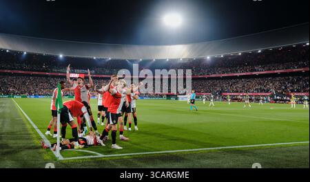 Rotterdam, Nederland. August 2025. ROTTERDAM, 06.08.2025, Stadion Feijenoord de Kuip, Saison 2025/2026, UEFA Champions League dritte Qualifikationsrunde zwischen Feyenoord und Fenerbahce, Feyenoord-Spieler Givairo Read, Feyenoord-Spieler Jordan Bos, Feyenoord-Spieler Anis Hadj-Moussa, Feyenoord-Spieler Luciano Valente, Feyenoord-Spieler SEM Steijn und Feyenoord-Spieler Tsuyoshi Pro-Spieler Alsuyoshi Live-Shots Live-Shots Stockfoto