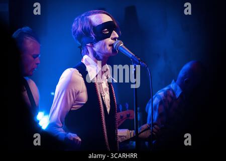 Oktober 2023, Oslo, Kopenhagen, Norwegen: Oslo, Norwegen. Oktober 2023. Die schwedische Indie-Rock-Band Bob Hund gibt ein Live-Konzert im Blaa in Oslo. Hier ist Sänger Thomas Oberg live auf der Bühne zu sehen. (Foto: © Jan-Erik Eriksen/Gonzales Foto via ZUMA Press) Stockfoto