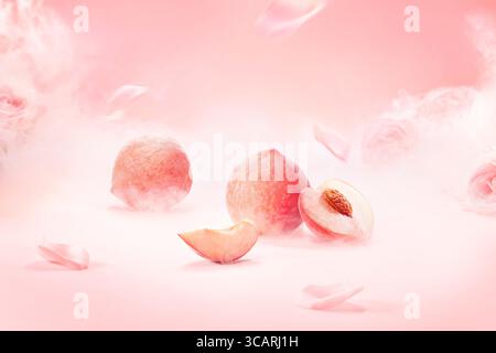 Saftige Pfirsiche und Rosenblüten in Soft Pink Nebel Fresh Fruit Fotografie, Pfirsichfrucht auf rosa Hintergrund. Pfirsichfarbene Scheiben auf rosafarbenem Hintergrund. Stockfoto